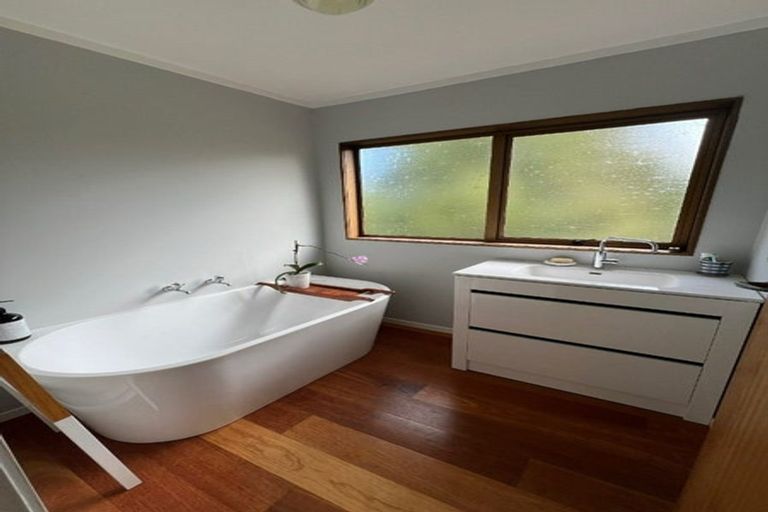 Photo of property in 42 Coroglen Avenue, Birkenhead, Auckland, 0626