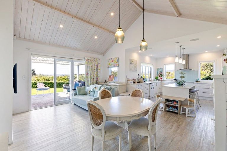 Photo of property in 51 Coutts Way, Fitzherbert, Palmerston North, 4410