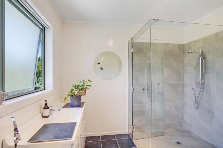 Photo of property in 37 Oneroa Road, Russell, 0202