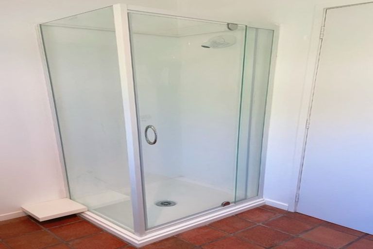 Photo of property in 2/881 East Coast Road, Northcross, Auckland, 0632