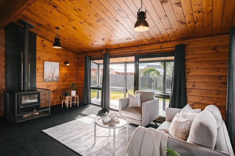 Photo of property in 12 Suzanne Grove, Kelvin Grove, Palmerston North, 4414