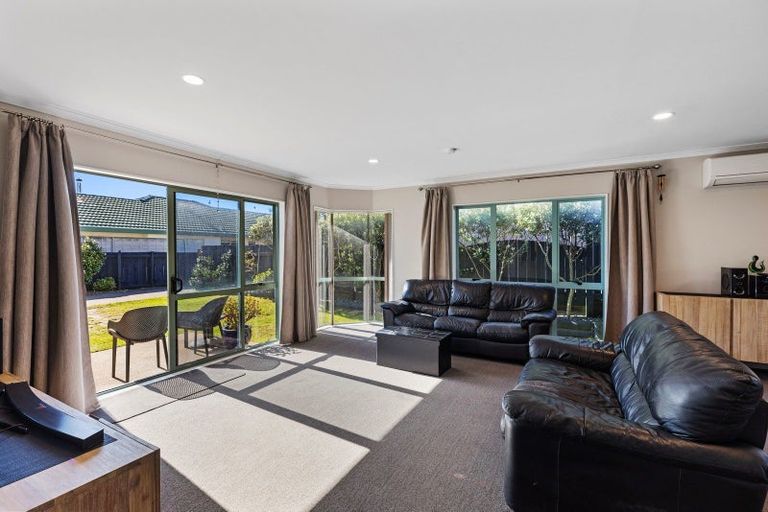 Photo of property in 122 Dalton Drive, Papamoa Beach, Papamoa, 3118