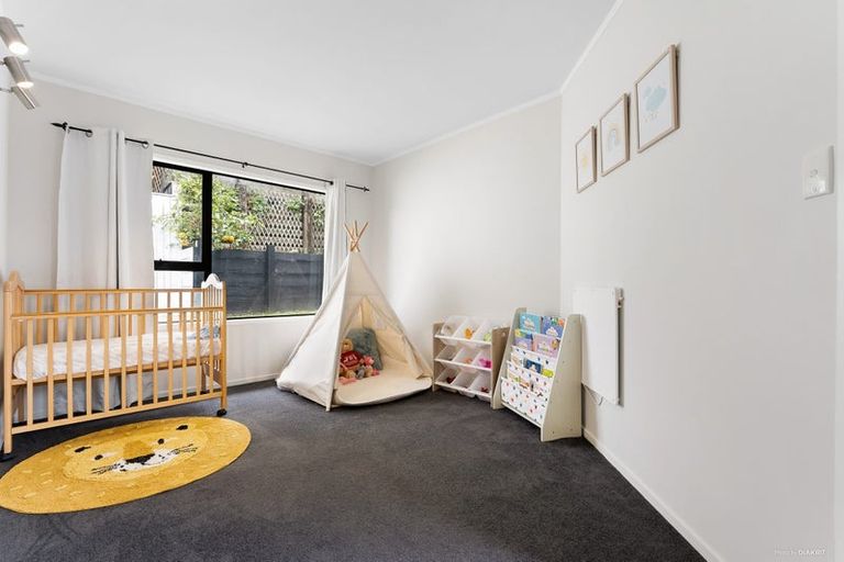 Photo of property in 4 Raphael Place, West Harbour, Auckland, 0618