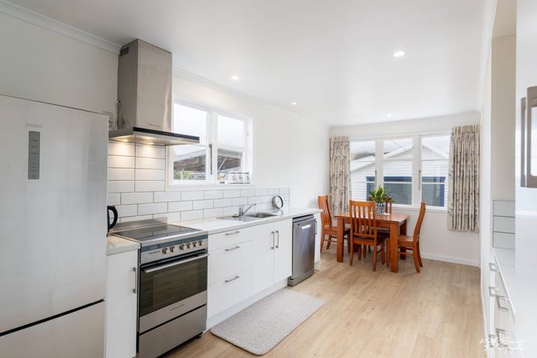 Photo of property in 5 Hodgins Grove, Naenae, Lower Hutt, 5011