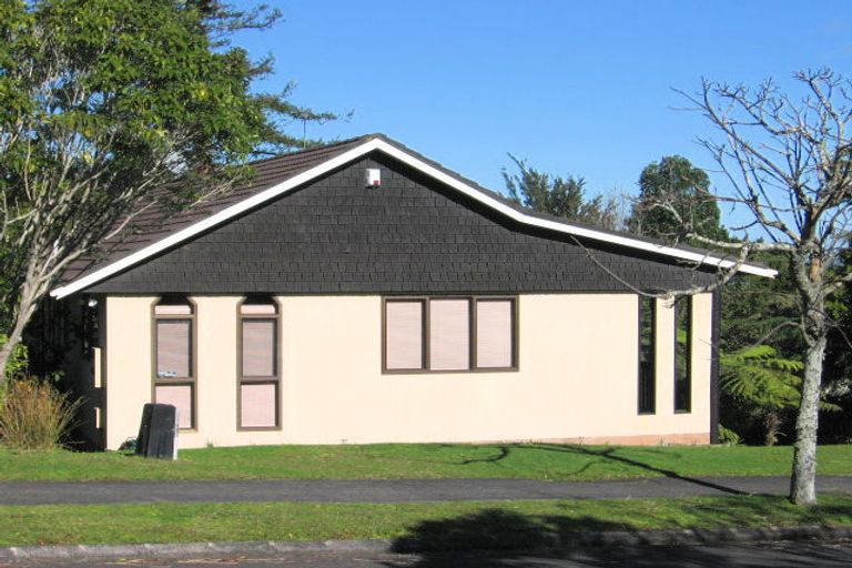 Photo of property in 20 Kingsclere Place, Goodwood Heights, Auckland, 2105