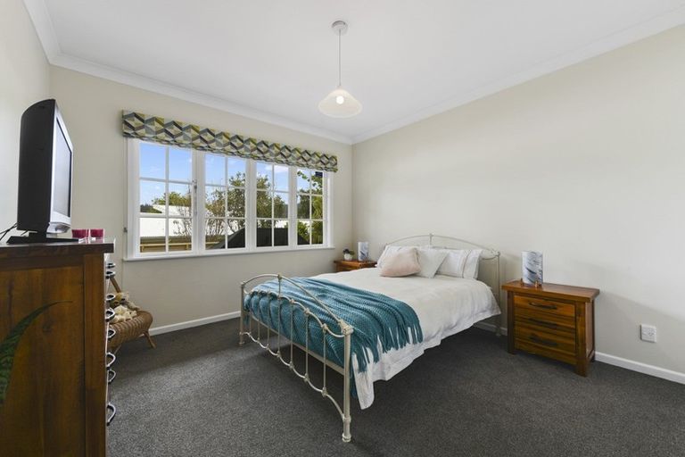 Photo of property in 18 Dowling Grove, Silverstream, Upper Hutt, 5019