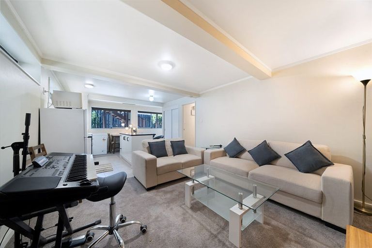 Photo of property in 1 Riesling Place, Henderson, Auckland, 0612
