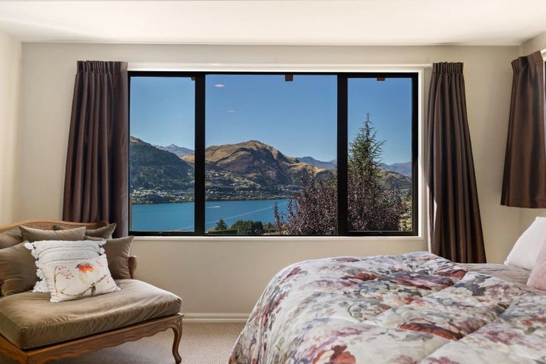 Photo of property in 17 Milward Place, Kelvin Heights, Queenstown, 9300
