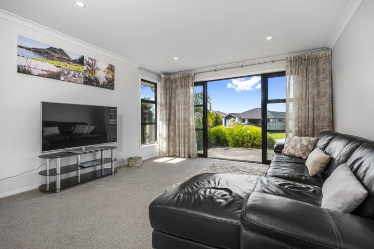 Photo of property in 11 Lakeside Terrace, Omokoroa, 3114
