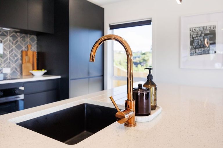 Photo of property in 37 Vaucluse Heights, Fitzherbert, Palmerston North, 4410