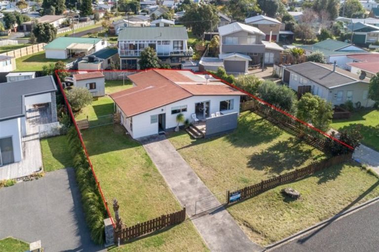 Photo of property in 215 Hauturu Street, Whangamata, 3620