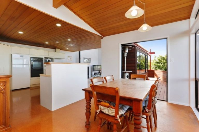 Photo of property in 23 Ellangowan Road, Waiake, Auckland, 0630