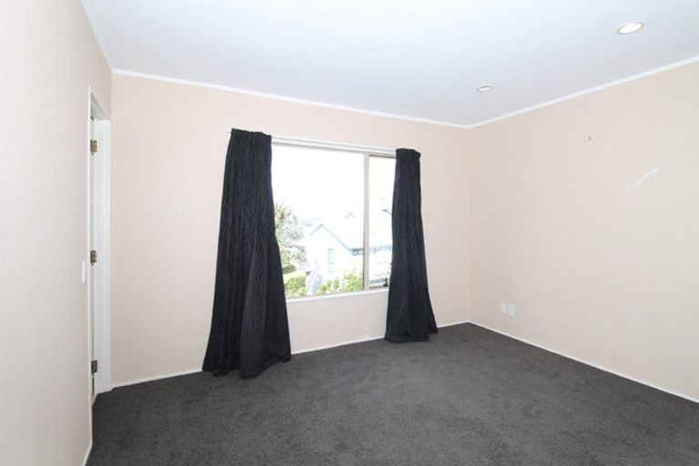 Photo of property in 2/49 Ribbonwood Crescent, Goodwood Heights, Auckland, 2105