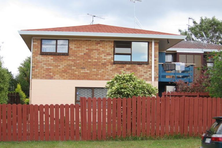 Photo of property in 2/27 Butterworth Drive, Glendene, Auckland, 0602