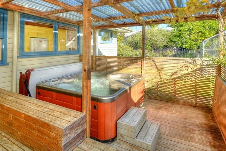 Photo of property in 8 Normanton Street, Glenfield, Auckland, 0629