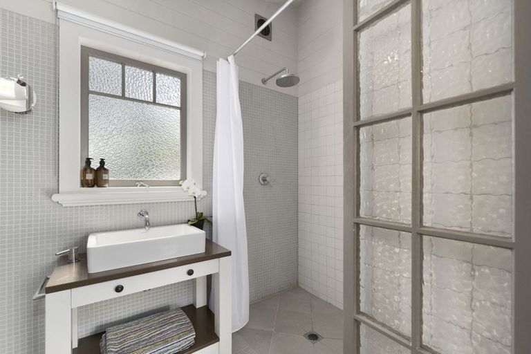 Photo of property in 20 Seabreeze Road, Narrow Neck, Auckland, 0624