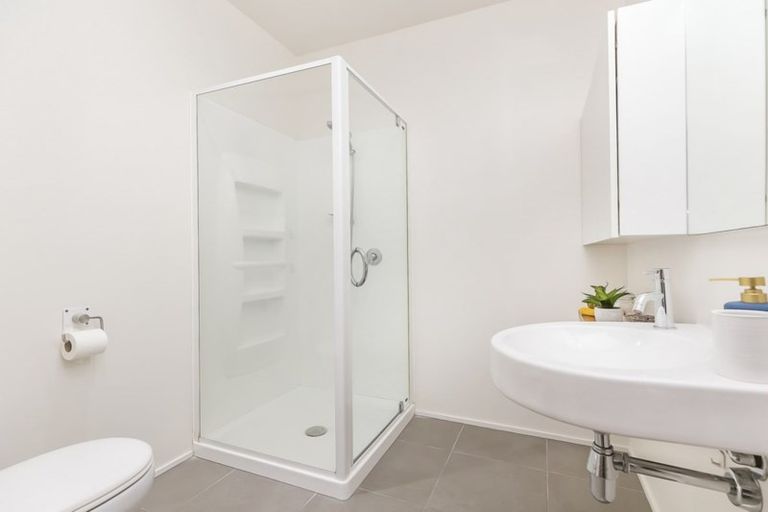 Photo of property in 2/2 Onslow Road, Khandallah, Wellington, 6035