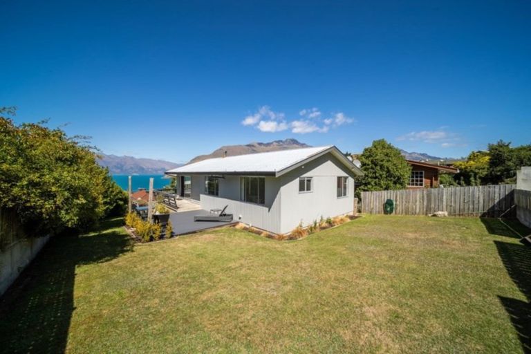 Photo of property in 22 Wynyard Crescent, Fernhill, Queenstown, 9300