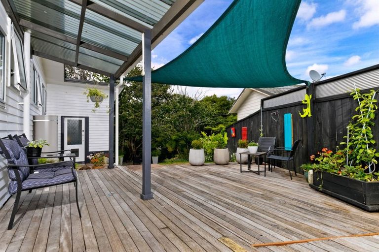 Photo of property in 7 Blythe Place, Glendene, Auckland, 0602