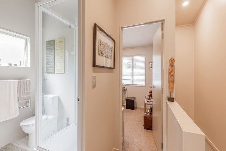 Photo of property in 3i/20 Ian Marwick Place, Birkenhead, Auckland, 0626