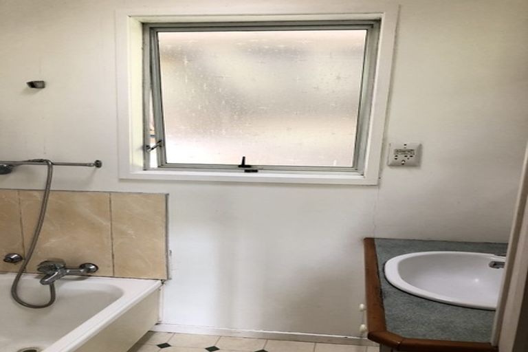 Photo of property in 3 Tahu Crescent, Sunnynook, Auckland, 0620