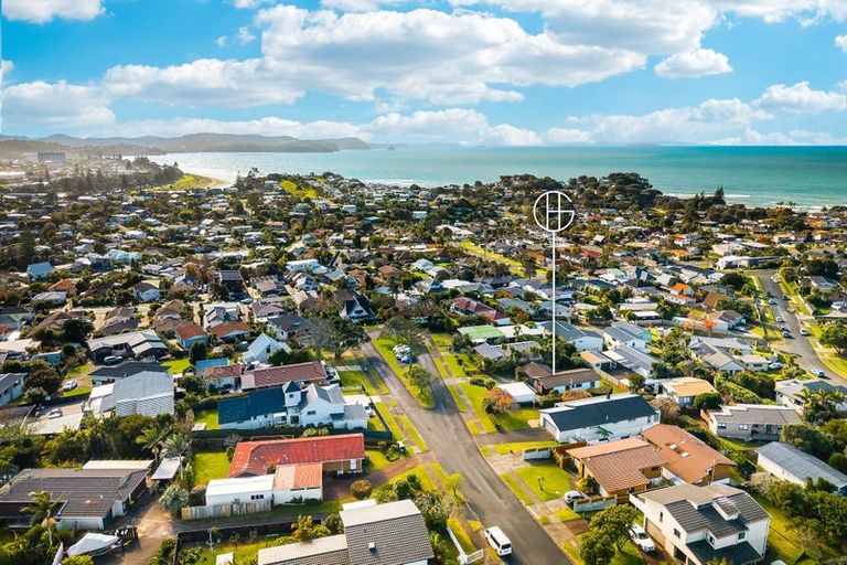 Photo of property in 16 Halldene Terrace, Red Beach, 0932
