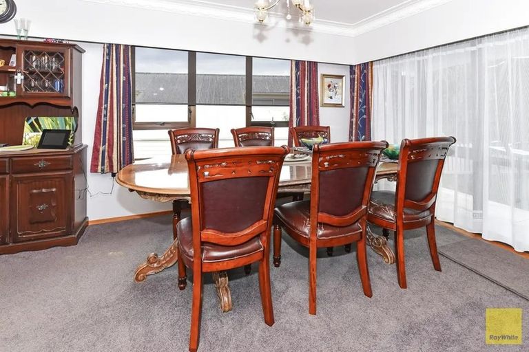 Photo of property in 1 Kingsclere Place, Goodwood Heights, Auckland, 2105