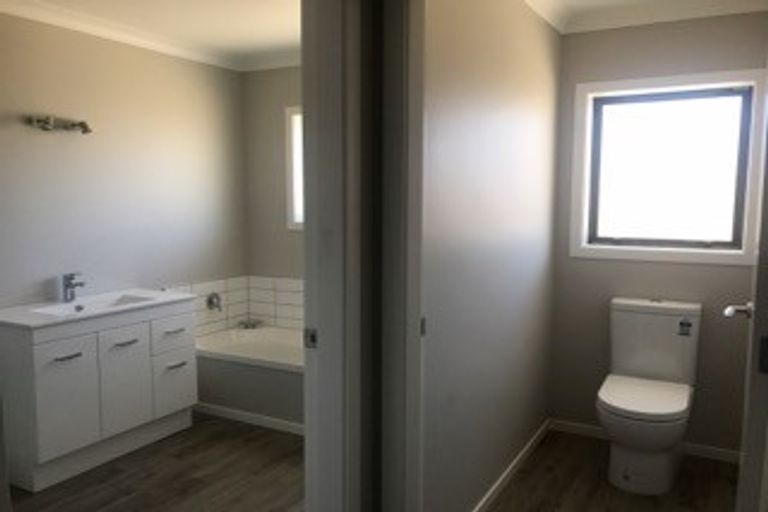 Photo of property in 8 Austin Reid Avenue, Carterton, 5713