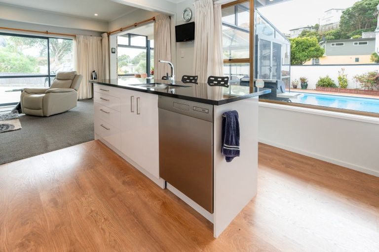 Photo of property in 14 Cavendish Square, Strathmore Park, Wellington, 6022