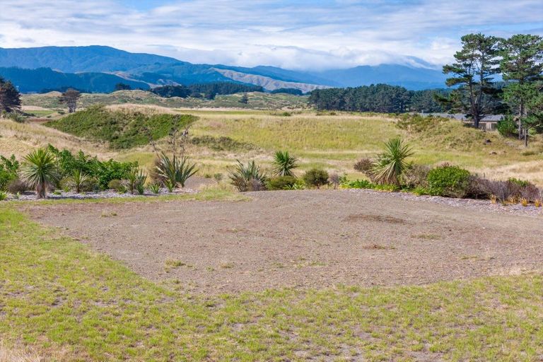 Photo of property in 55 Reay Mackay Grove, Waikawa Beach, Manakau, 5573