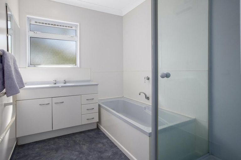 Photo of property in 17a Groves Road, Raumati Beach, Paraparaumu, 5032