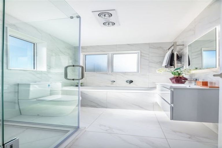 Photo of property in 3e Kingdale Road, Henderson, Auckland, 0610