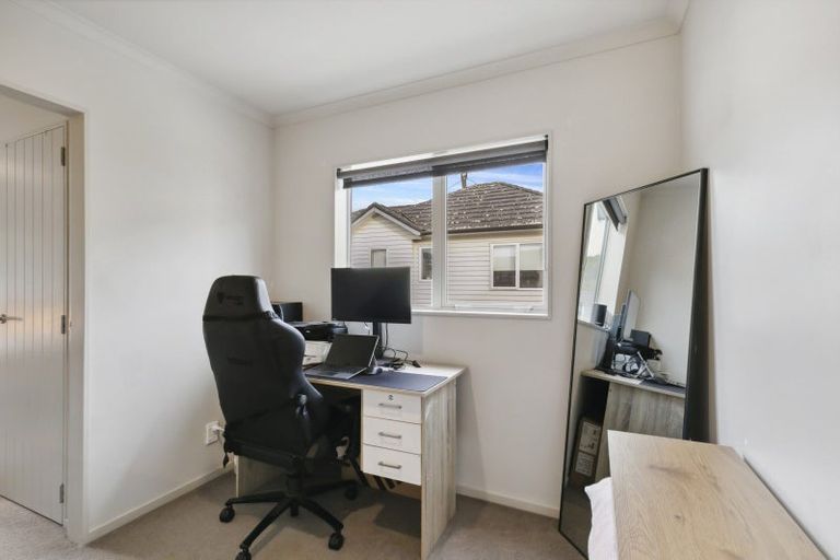 Photo of property in 3/16 Black Rock Road, Newlands, Wellington, 6037