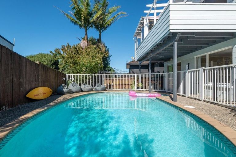 Photo of property in 26 Holdaway Avenue, Northcote, Auckland, 0627