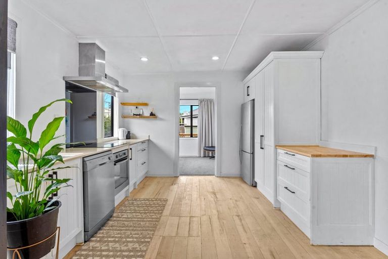 Photo of property in 4 Rere Place, Parakai, 0830