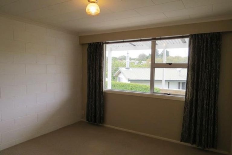 Photo of property in 1 Fairview Place, Westown, New Plymouth, 4310