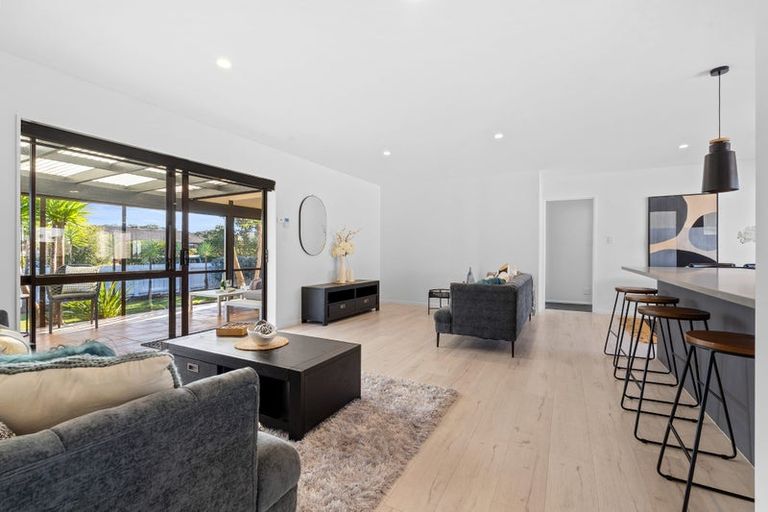 Photo of property in 2/99 Riverside Road, Orewa, 0931