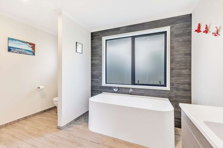 Photo of property in 12 Rehua Place, Waiwhakaiho, New Plymouth, 4312