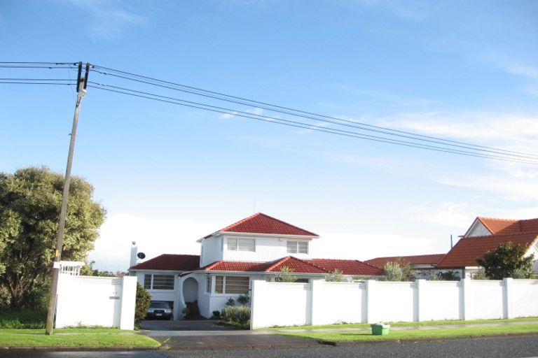 Photo of property in 64 Mellons Bay Road, Mellons Bay, Auckland, 2014