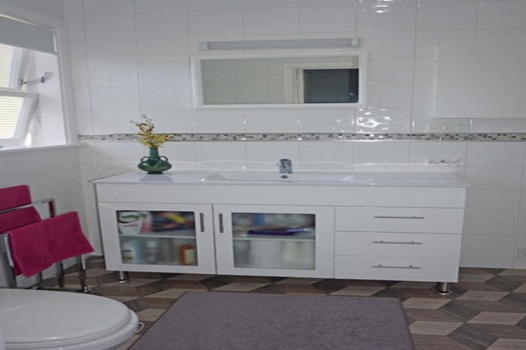 Photo of property in 24 Avenue North Road, Levin, 5510