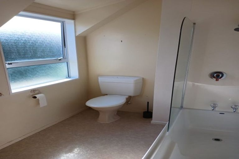 Photo of property in 2/15 Apu Crescent, Lyall Bay, Wellington, 6022