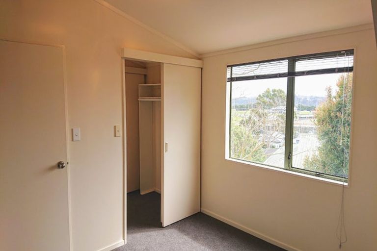 Photo of property in 2/12 Grenadine Place, Unsworth Heights, Auckland, 0632