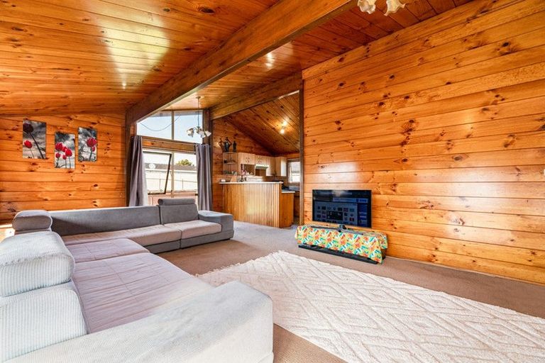 Photo of property in 1 Norman Spencer Drive, Papatoetoe, Auckland, 2104