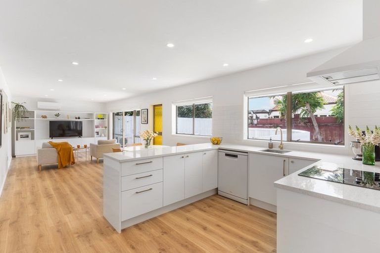 Photo of property in 3/4 Beach Road, Orewa, 0931