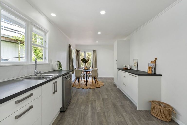 Photo of property in 4 Link Road, Newlands, Wellington, 6037