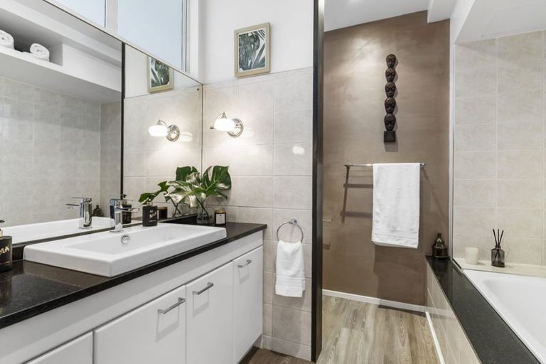 Photo of property in 5c The Esplanade, Eastern Beach, Auckland, 2012