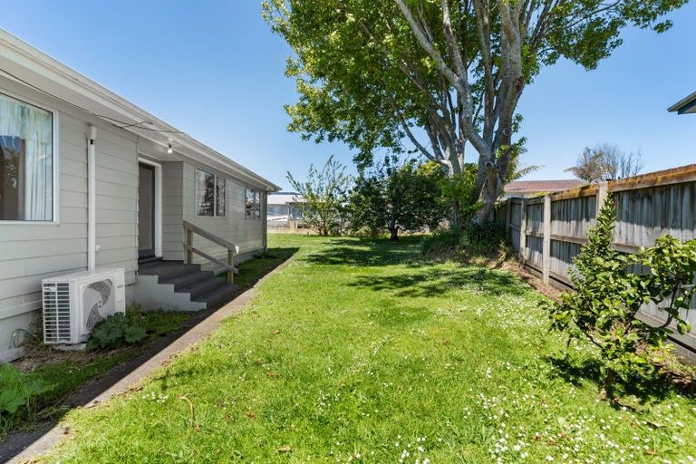 Photo of property in 27 Becker Drive, Weymouth, Auckland, 2103