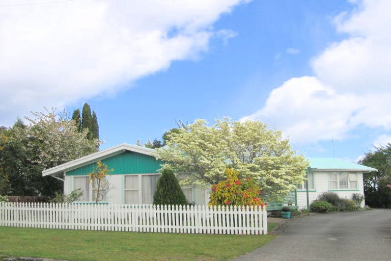 Photo of property in 11 Weka Road, Waipahihi, Taupo, 3330