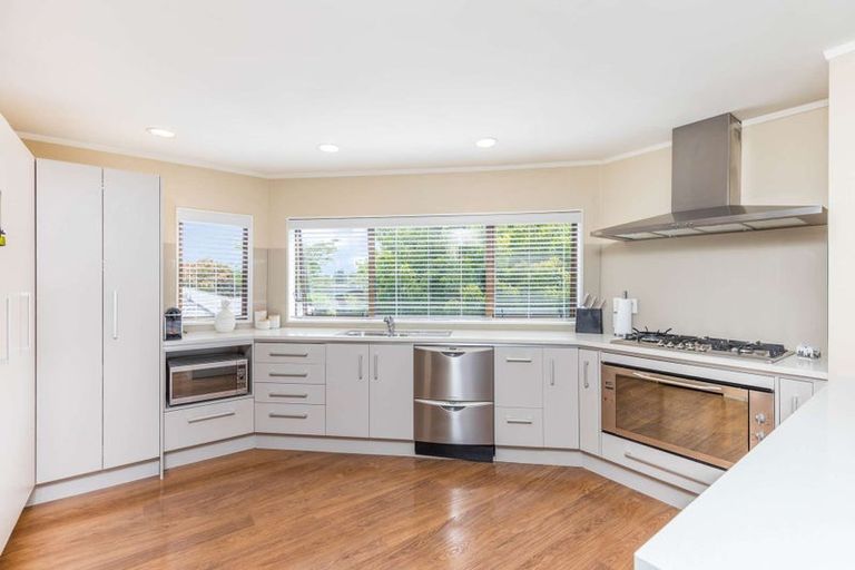 Photo of property in 13 Framalda Place, Conifer Grove, Takanini, 2112