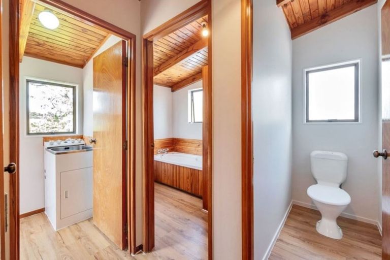 Photo of property in 5 Kayle Glen, West Harbour, Auckland, 0618